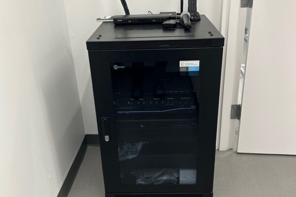 Closed equipment rack
